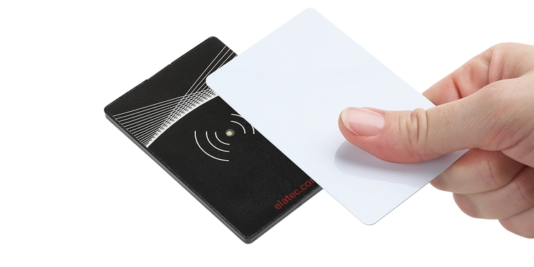 Lector RFID con tarjeta